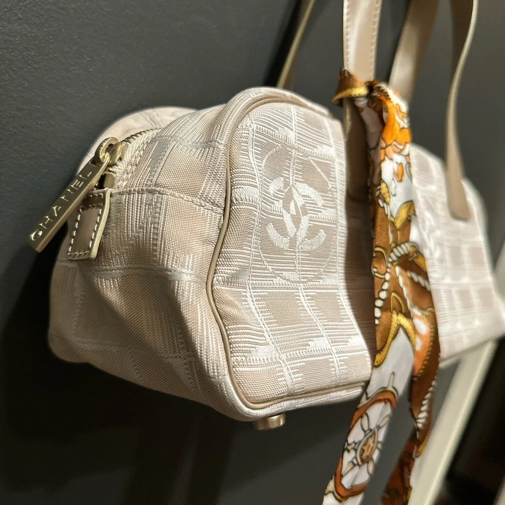 CHANEL elevate your